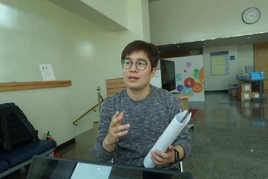 지난 5일 충남대에서 열린 '프로보노 지식나눔 콘서트 ICT 드림'에서 박상호 지란지교소프트 연구소장이 미래개발자로서 필요한 내용에 대해 말하고 있다.